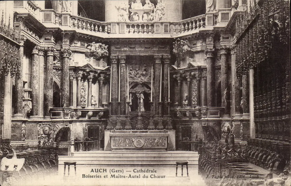 Auch (Gers) — Kathedrale — Holzschnitzereien und Hochaltar des Chors - Vorderseite
