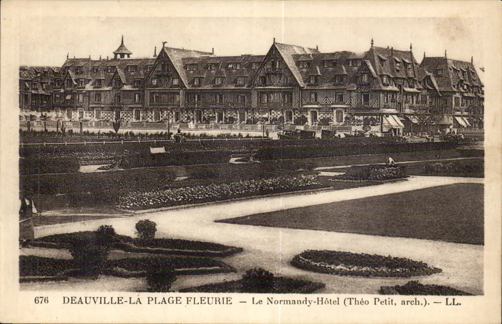 Deauville-Strand Blütenpracht — Das Normandy-Hotel (Theo Petit, Architekt) — LL. - Vorderseite
