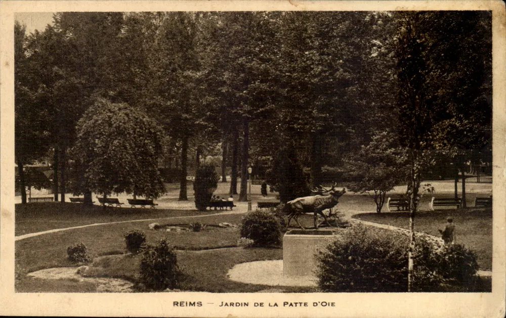 Reims — Jardim da Patte d'Oie — estátua de cervo - Frente
