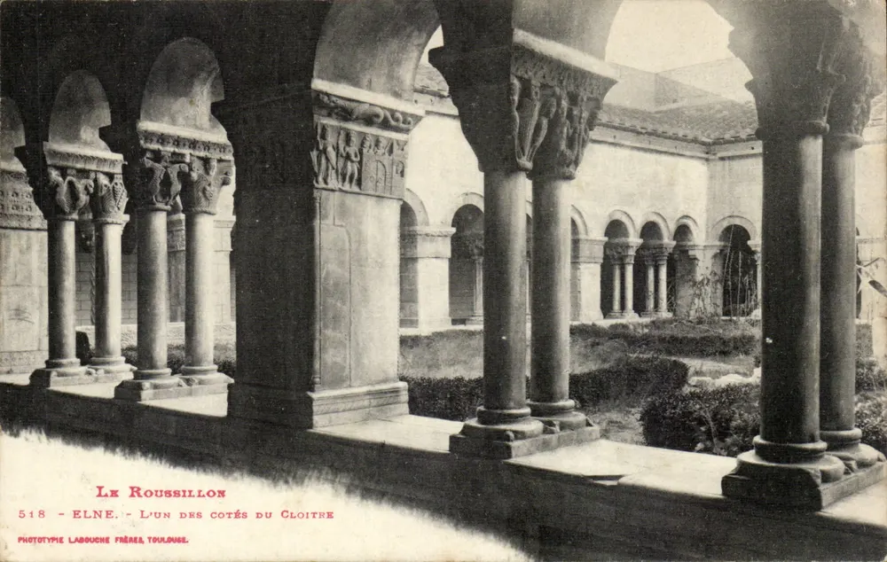 Le Roussillon — Um dos lados do claustro — Fototipia Labouche Frères, Toulouse - Frente