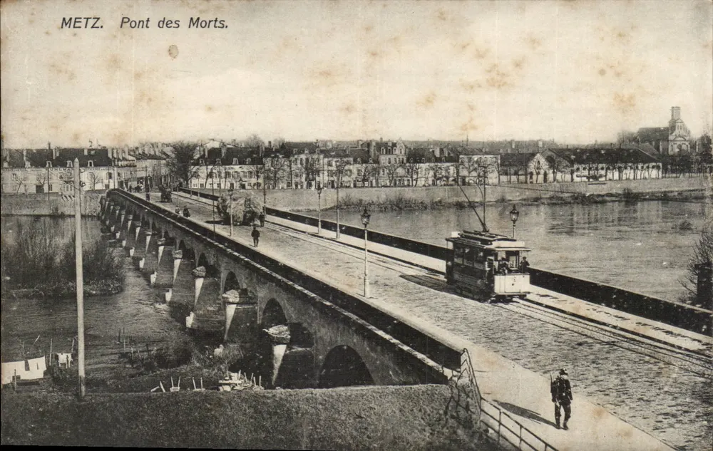 Metz. Ponte dos Mortos — vista do trêmio sobre o ponte — editor não identificado - Frente