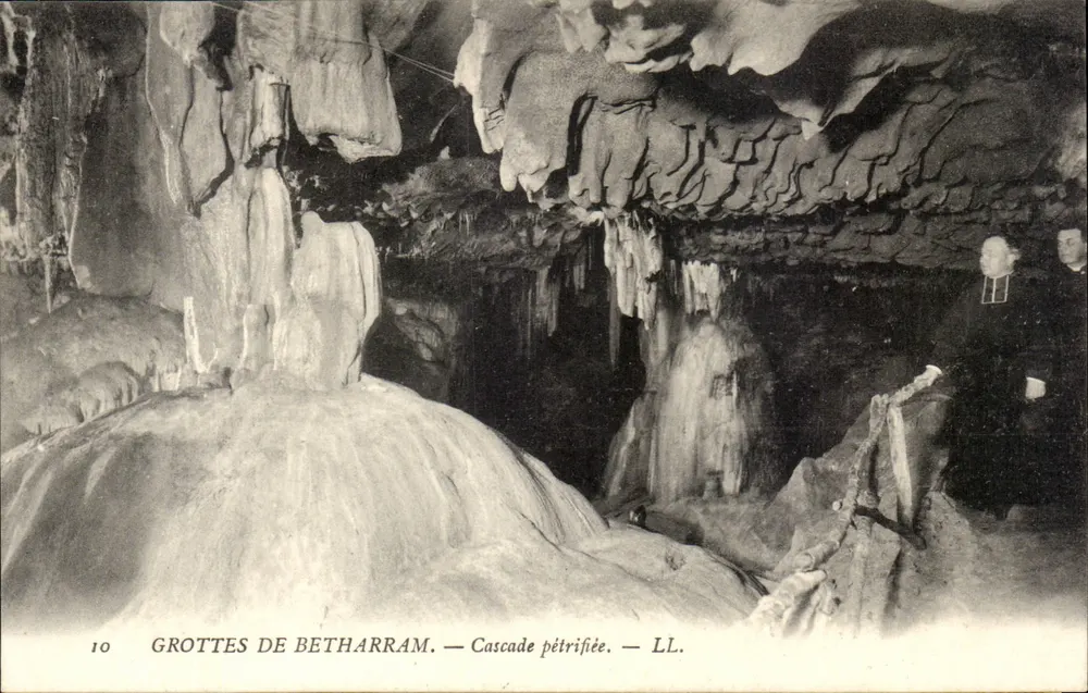 Grutas de Betharram — Cascata petrificada — LL. - Frente
