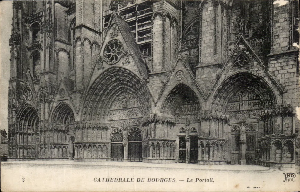 Catedral de Bourges — O Portal — ND Fot. - Frente