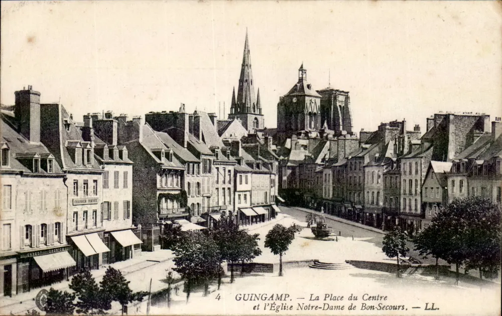 Guingamp — Der zentrale Platz und die Kirche Notre-Dame de Bon-Secours — LL. - Vorderseite