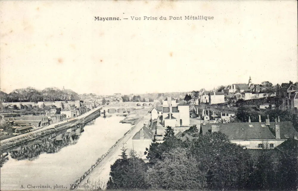 Mayenne — Vista tomada del Puente Metálico — A. Chevrinais, fot., Mayenne - Anverso