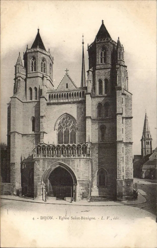 Dijon - Igreja de São Benigno — vista da fachada gótica com suas duas torres — L. V., editor - Frente