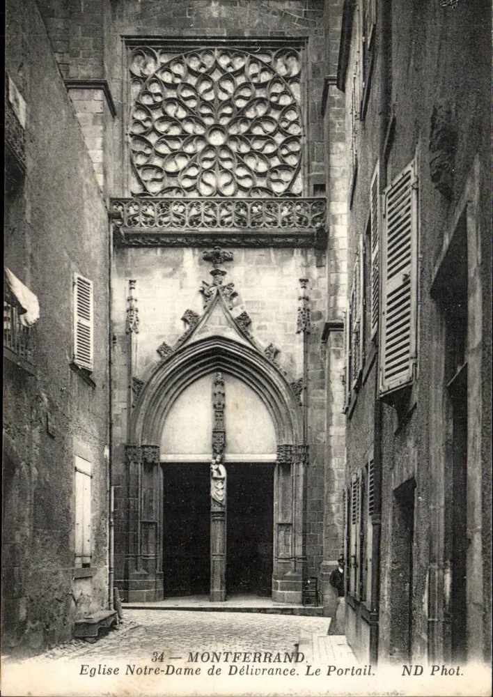 Montferrand — Kirche Notre-Dame de Délivrance. Der Portal — ND Phot. - Vorderseite