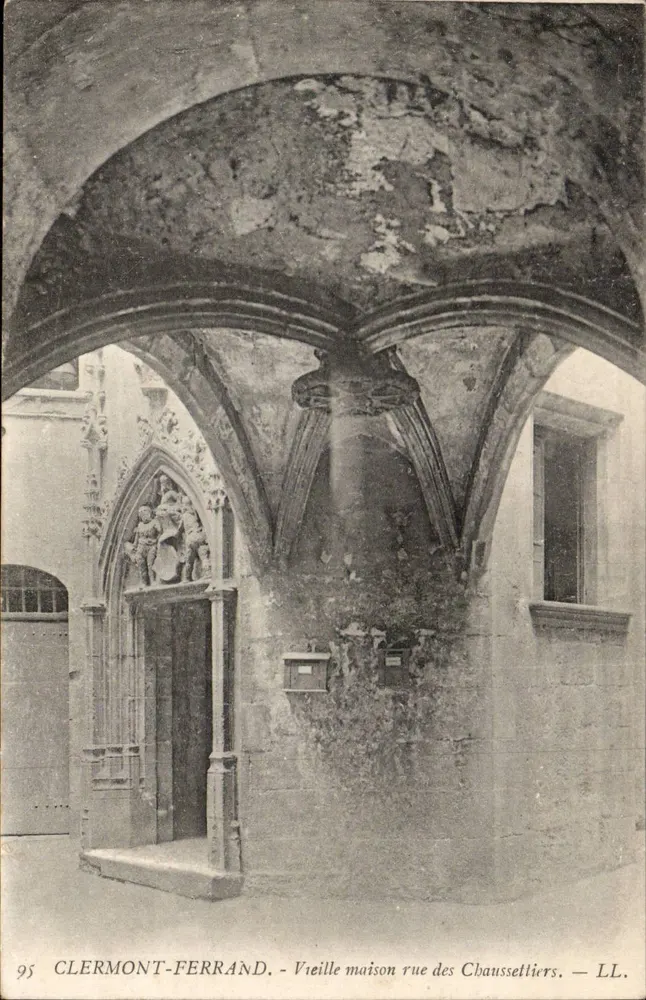 Clermont-Ferrand — Altes Haus in der rue des Chaussetiers — LL. - Vorderseite