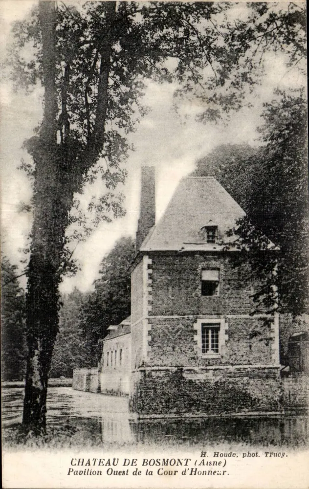 Schloss Bosmont — Westlicher Pavillon des Cour d'Honneur — H. Houde, phot. Trucy - Vorderseite