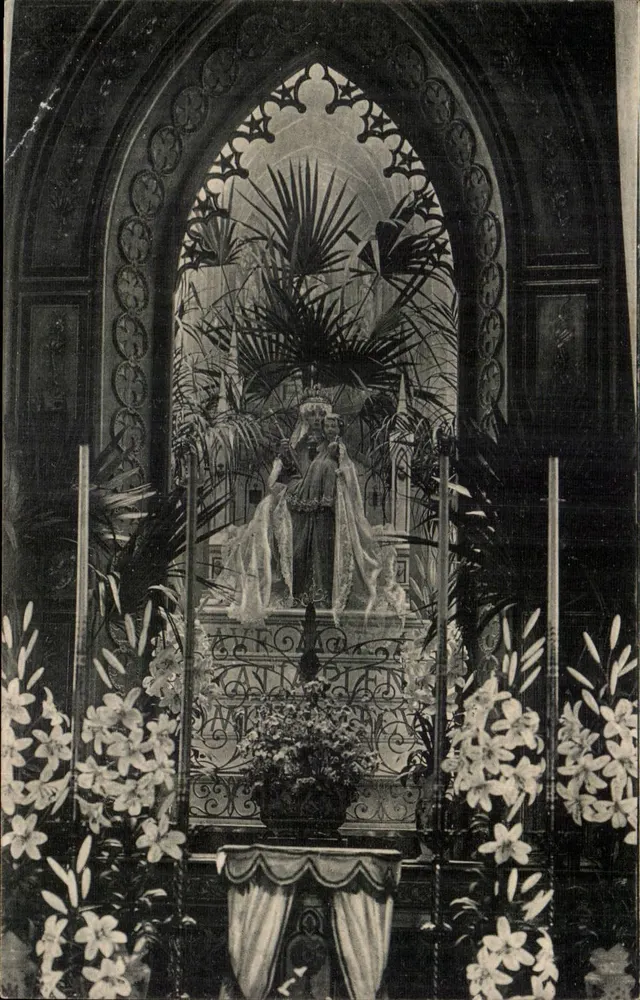 Statua Matki Bożej z Dzieciem — kaplica zdobiona palmami i liliami — wydawca nie widoczny - Awers