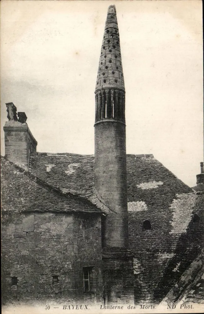 Bayeux — Lanterna dos Mortos — ND Phot. - Frente