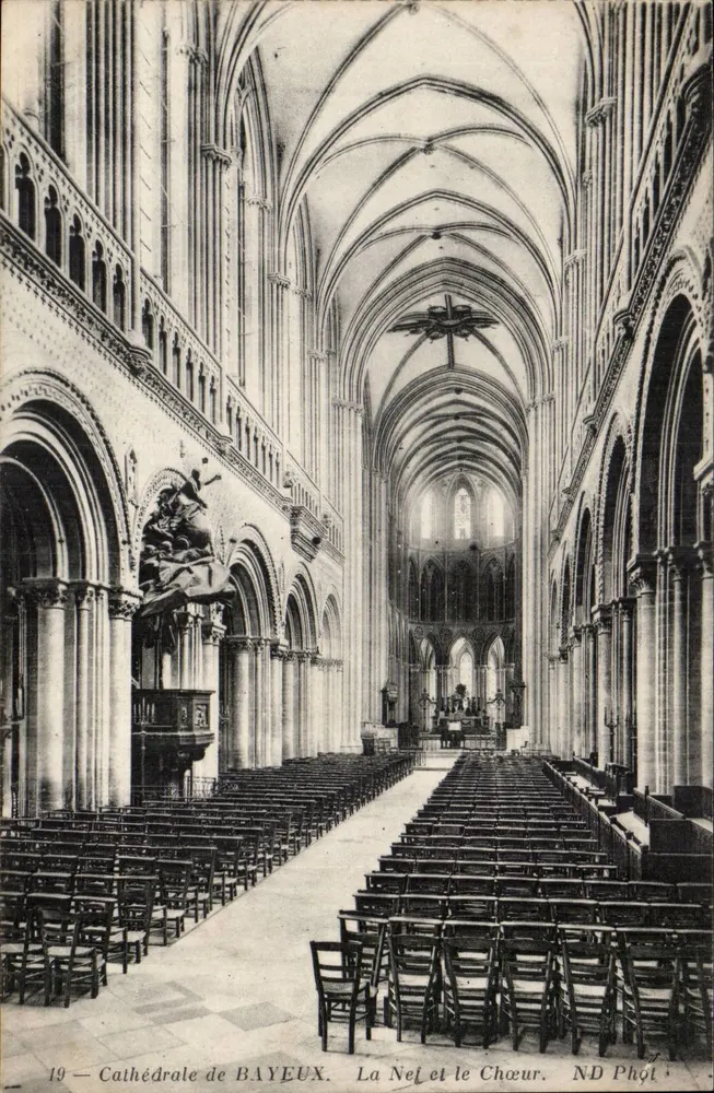 Catedral de Bayeux — A Nave e o Coro — ND Phot - Frente