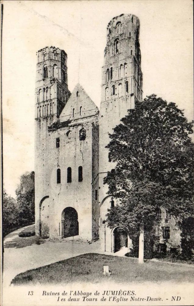 Ruinen der Abtei Jumièges — Die beiden Türme der Kirche Notre-Dame — ND - Vorderseite