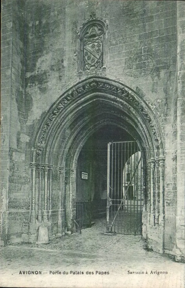 Avignon — Porta do Palácio dos Papas — Sarrazin em Avignon - Frente