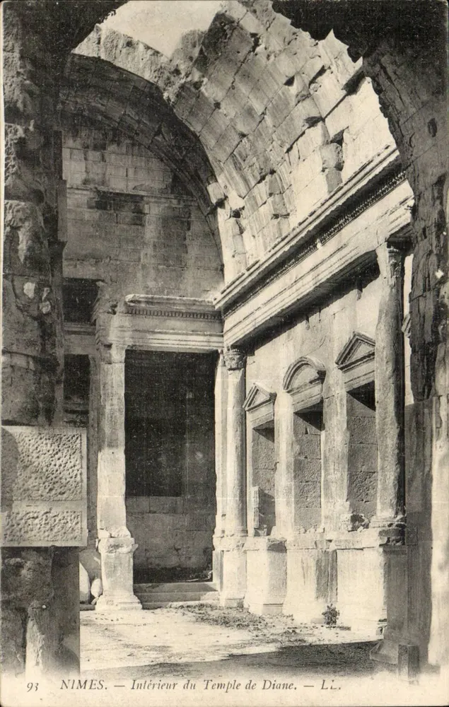 Nîmes — Interior do Templo de Diana — L.L. — n°93 - Frente