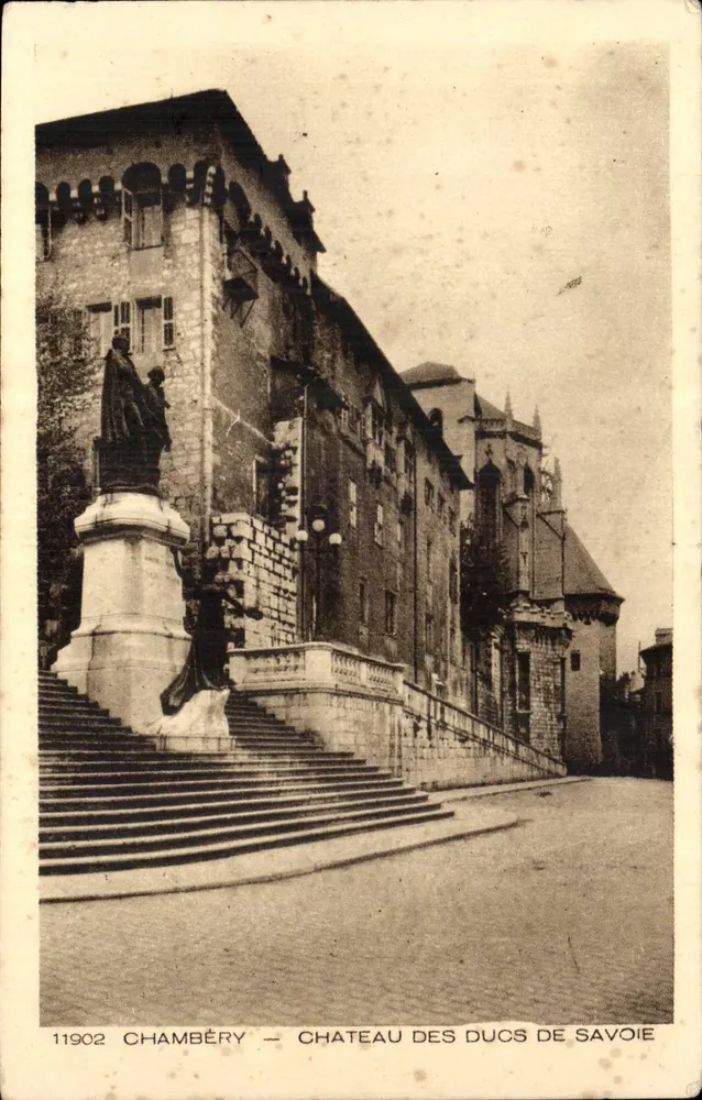 Chambéry — Castelo dos Duques de Saboia — estátua nos degraus - Frente
