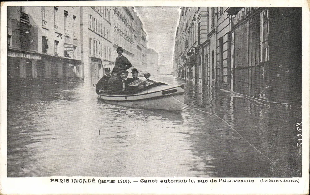 Paris überschwemmt (Januar 1910) — Automobilkanu, rue de l'Université — Sammler Lurde, n° 51268 - Vorderseite