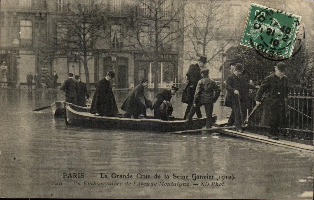 PARIS — Die große Flut der Seine (Januar 1910). Ein Anlegeplatz an der Avenue Montaigne. — ND Fotografie — Nr. 140 - Vorderseite