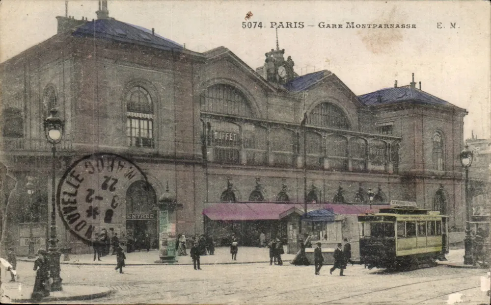 Paris - Estação Montparnasse — vista da entrada e de um trêmio — E.M. n°5074 - Frente