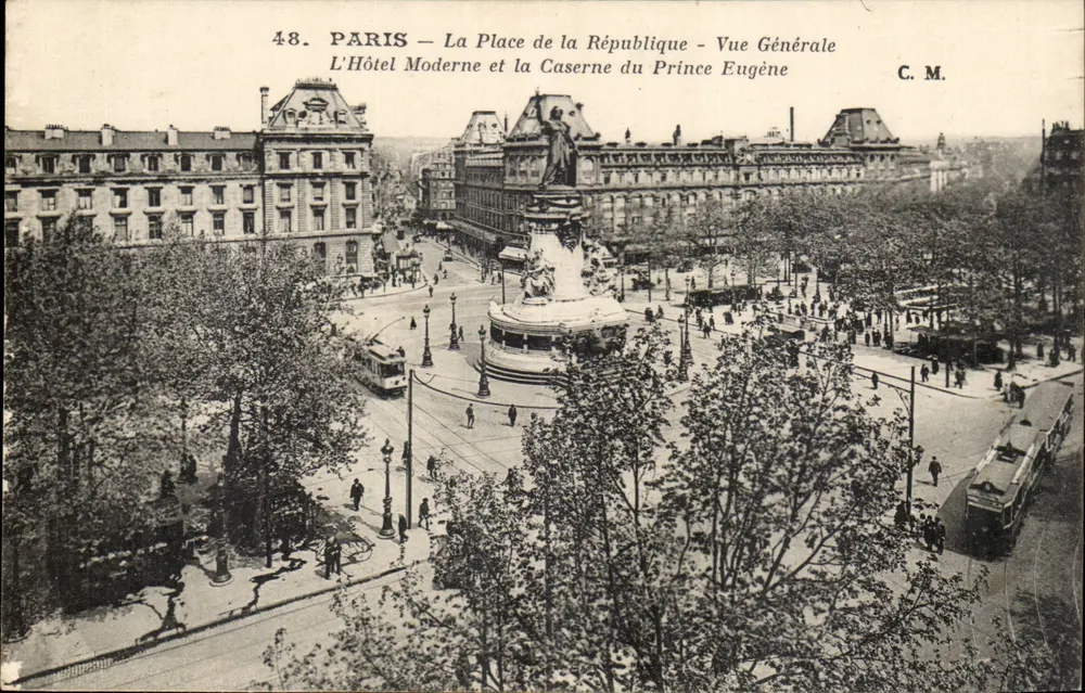 Paris — A Praça da República — Vista Geral — O Hotel Moderno e a Caserna do Príncipe Eugênio — C. M. — n°48 - Frente