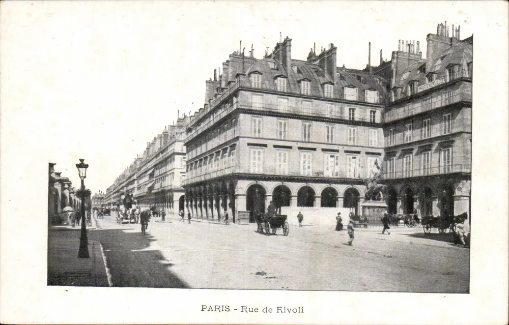Paris - Rue de Rivoli — vista da praça com edifício de arcadas e estátua — editor não identificado - Frente