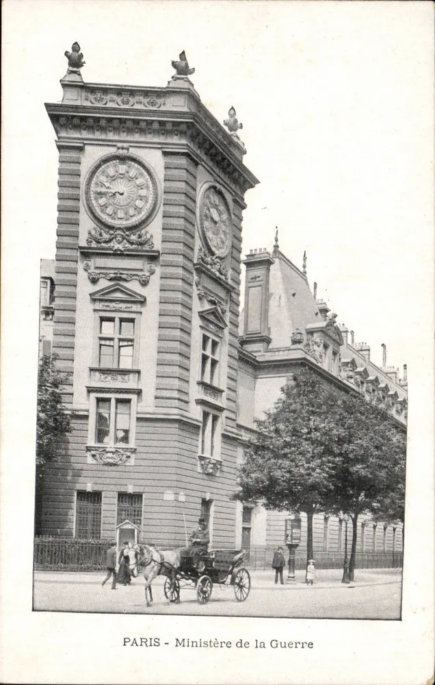 Paris - Ministério da Guerra — torre da hora ornada, com carruagem e pedestres - Frente