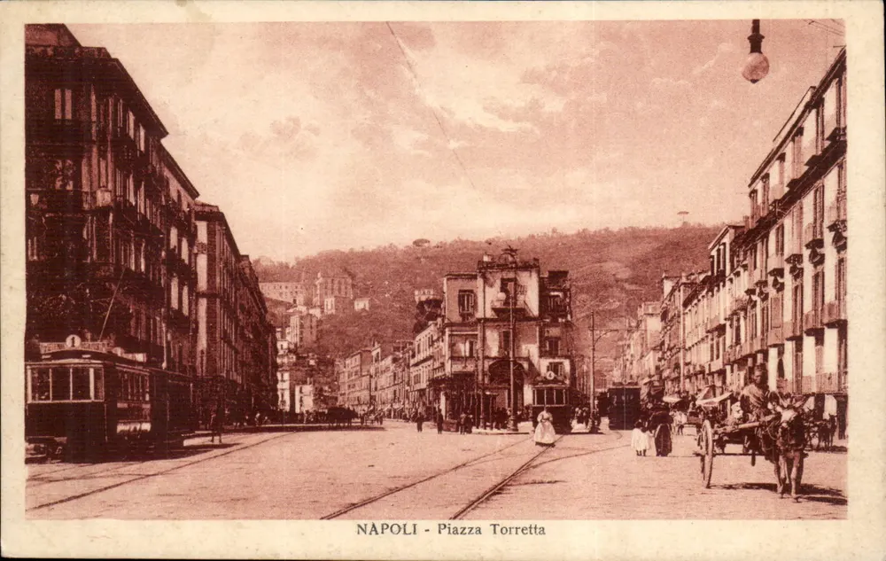 NAPOLI - Piazza Torretta — Ansicht der Plaza mit Straßenbahn und Pferden — Ed. E. R. Napoli - Vorderseite