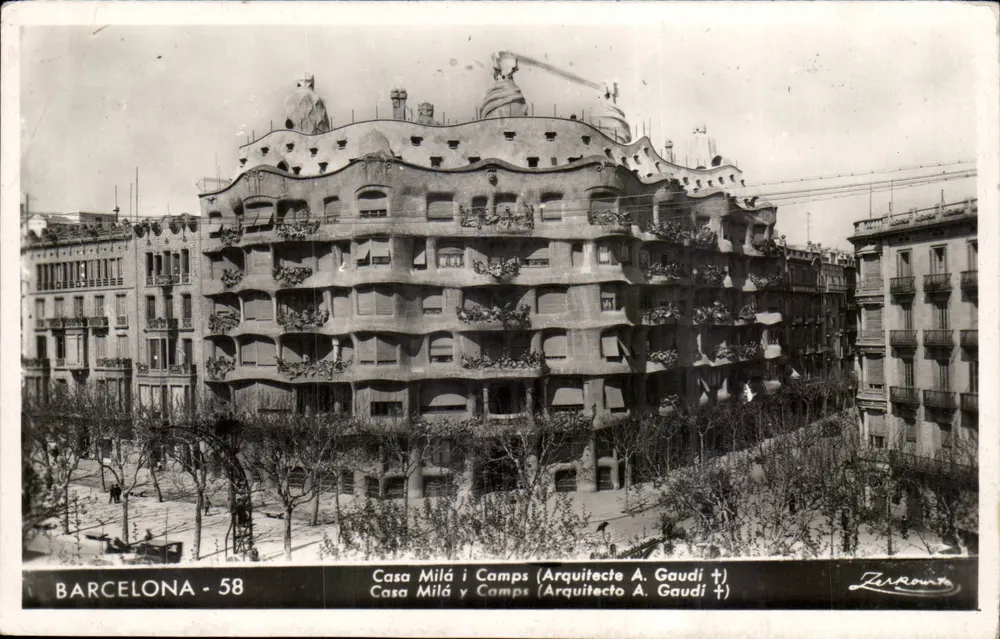 Casa Milà i Camps — Arquitetura de A. Gaudí — Zerrouk, n°58 - Frente