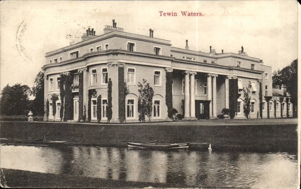 Tewin Waters — vista do edifício principal — editor não identificado - Frente