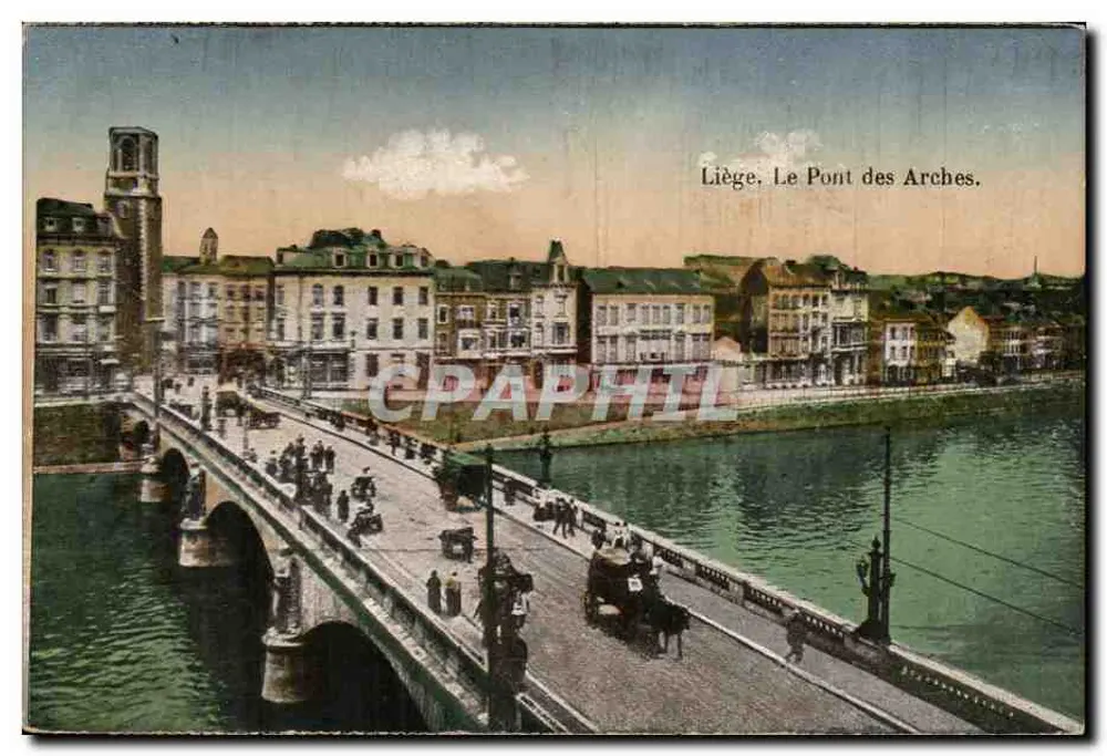 Liège. Die Brücke der Bögen — Ansicht der Brücke über die Maas mit der Uhrturm im Hintergrund - Vorderseite