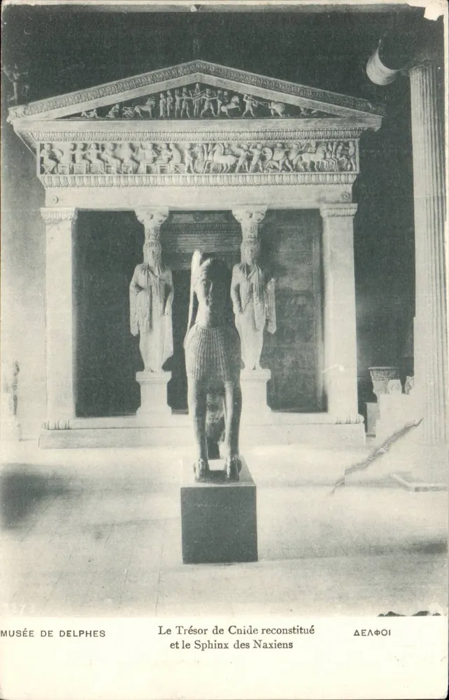 Museum von Delphi — Das rekonstruierte Schatzhaus von Knidus und der Naxier Sphinx — Verlag: Pallis & Corizas, Athen - Vorderseite