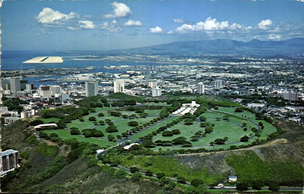 Luchtfoto van Honolulu — Nationaal grafisch veld van het Pacifiek en luchthaven — uitgever Nani Li'i, serie S-722 - Voorkant
