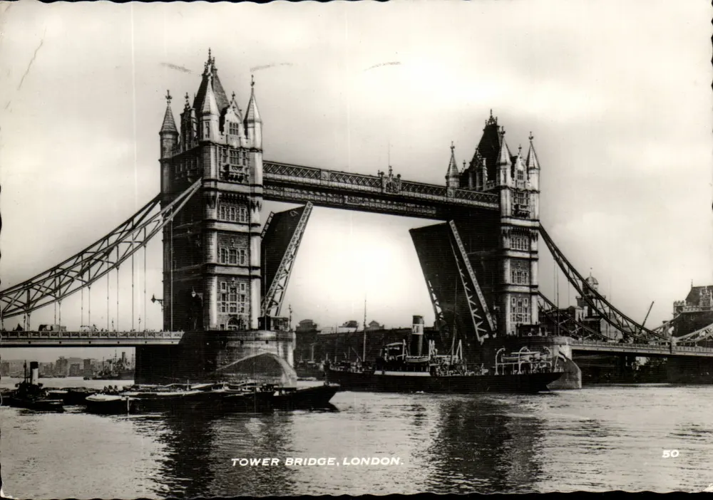Tower Bridge, London — Ansicht mit Boot darunter — Verlag unbekannt, n° 50 - Vorderseite