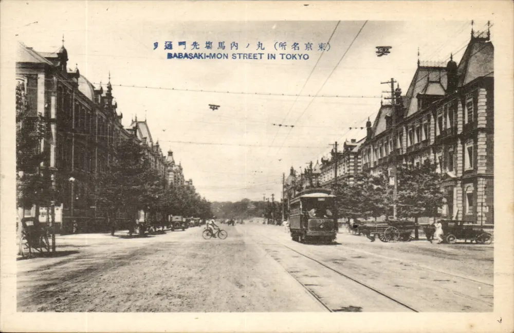 Babasaki-Mon Street in Tokyo — Ansicht einer Straße mit Straßenbahn und Fahrradfahrer — - Vorderseite