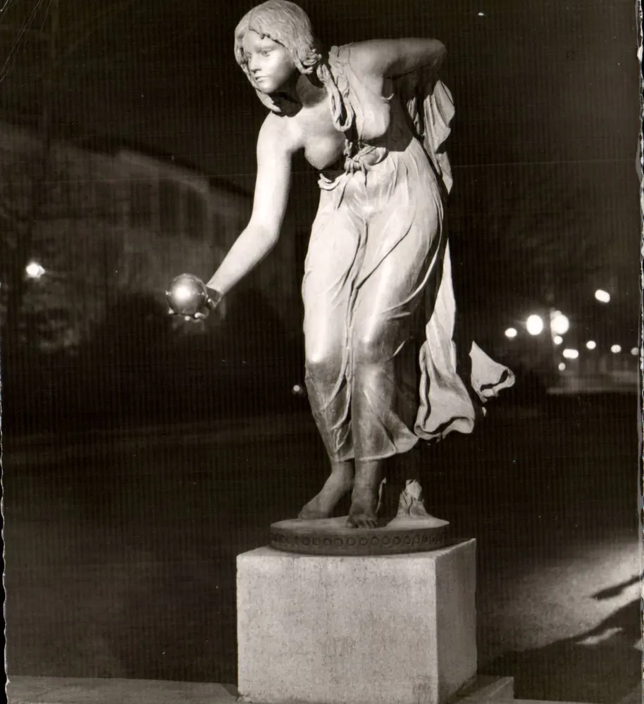 Düsseldorf - Ballwerferin — statua di donna che lancia un pallone — editore non visibile - Recto