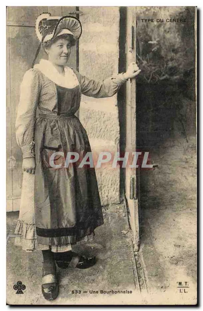 Une Bourbonnaise — femme en costume traditionnel près d'une porte — M.T. I.L. n°633 - Frente