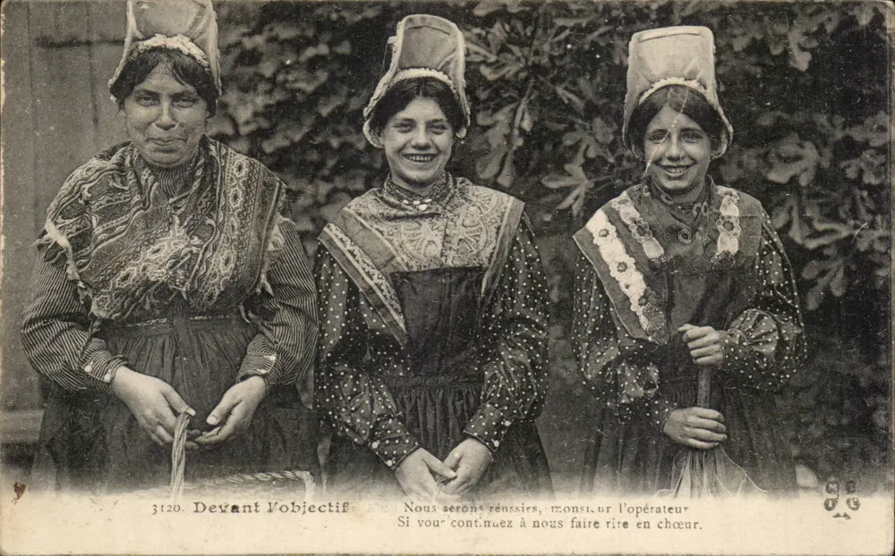 Drei Frauen im regionalen Kleid — Vor der Linse — Verlag G. B. n° 3120 - Vorderseite