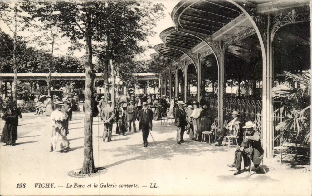 Vichy — Der Park und die überdachte Galerie — LL. - Vorderseite