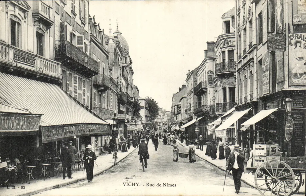 Vichy — Rue de Nîmes — widok ulicy z handlarzami i pieszymi — wydawca L.R. n°93 - Awers