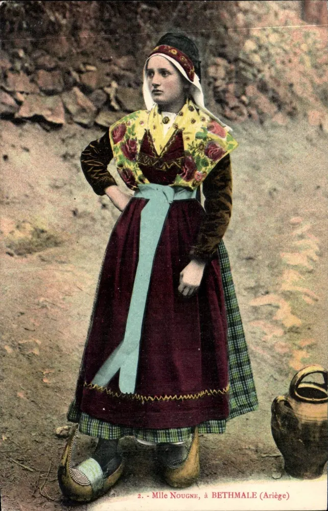 Mille Nougne, em BETHMALE (Ariège) — jovem mulher em traje tradicional — editor não identificado, n° 2 - Frente