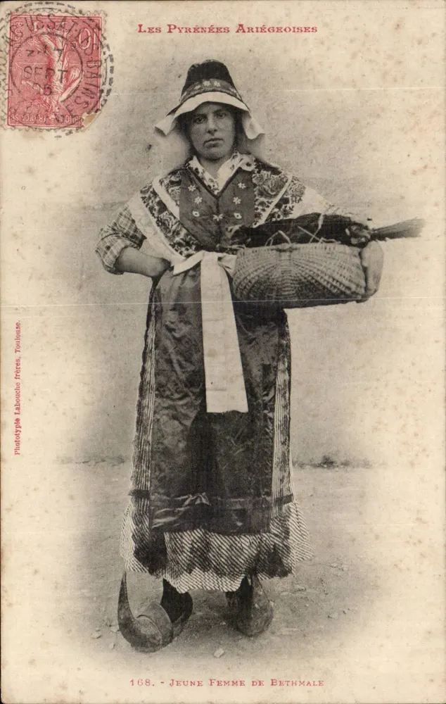 Junge Frau aus Bethmale — Les Pyrénées Ariégeoises — Phototype Lahouche Frères, Toulouse - Vorderseite