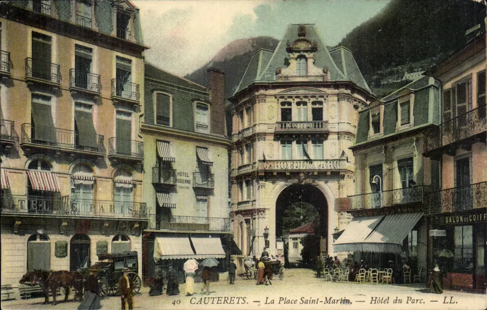 Cauterets — A Praça Saint-Martin — Hotel du Parc — LL. - Frente