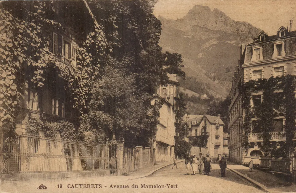 Cauterets - Avenue du Mamelon-Vert — vista da rua com montanhas no fundo — editor não identificado, n° de série 19 - Frente