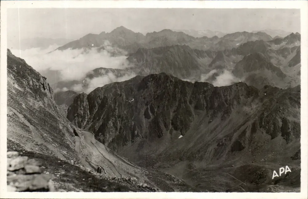 Der Pic du Midi de Bigorre — 2.877 m. — Die Straße und der Massiv von Arbizon (Hautes-Pyrénées) — APA - Vorderseite