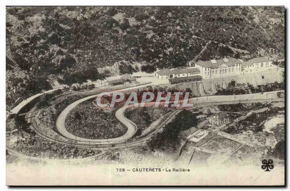 Cauterets - La Raillière — vista aérea da estrada em curvas e do edifício - Frente