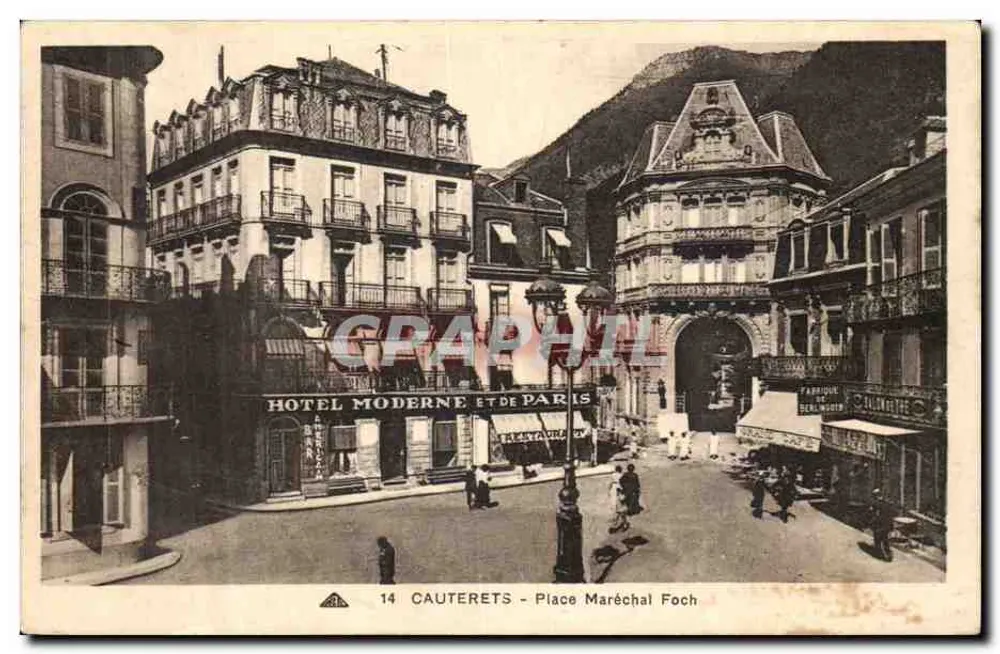 Cauterets - Praça do Marechal Foch — Hotel Moderne e de Paris, vista de rua com montanhas — editor C° Alhaciens des Arts photomécaniques, Strasbourg - Frente