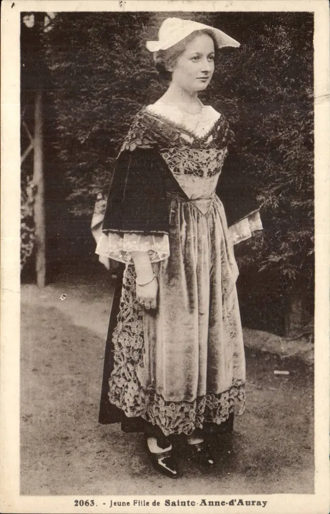 Junge Frau aus Sainte-Anne-d'Auray — traditionelles Kleid — Serie 2063, Verlag Ed Bongrand - Vorderseite