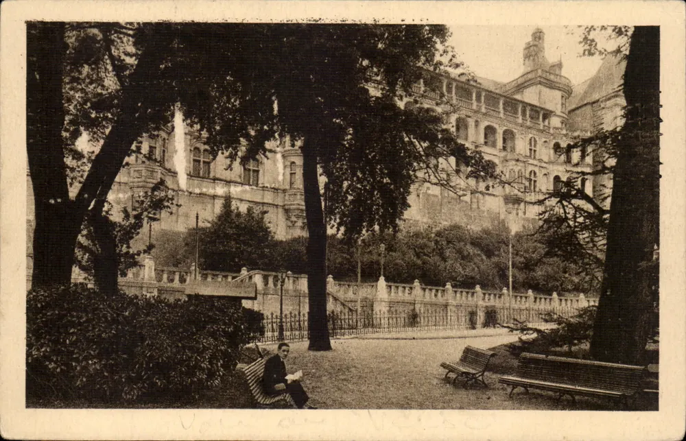 Castelo de Blois — vista do parque — editor Les Châteaux de la Loire - Frente