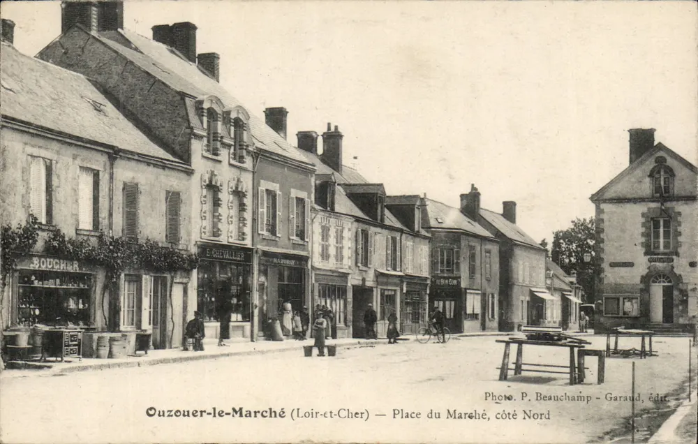 Ouzouer-le-Marché (Loir-et-Cher) — Place du Marché, Nordseite — Foto P. Beauchamp - Garaud, Verlag - Vorderseite