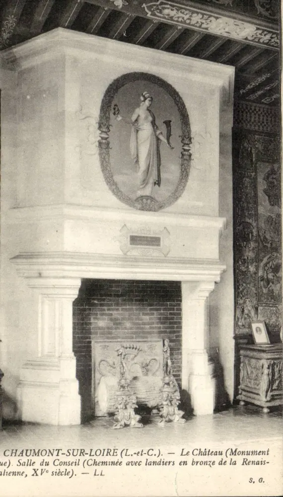 Chaumont-sur-Loire (L.-et-C.) — Le Château (Monument historique). Salle du Conseil. Cheminée mit landiers aus Bronze der Renaissance, 15. Jahrhundert — S. & G. - Vorderseite